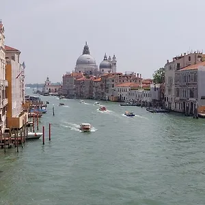 https://appartamenti-cagiustinian.hotelinveneto.com
